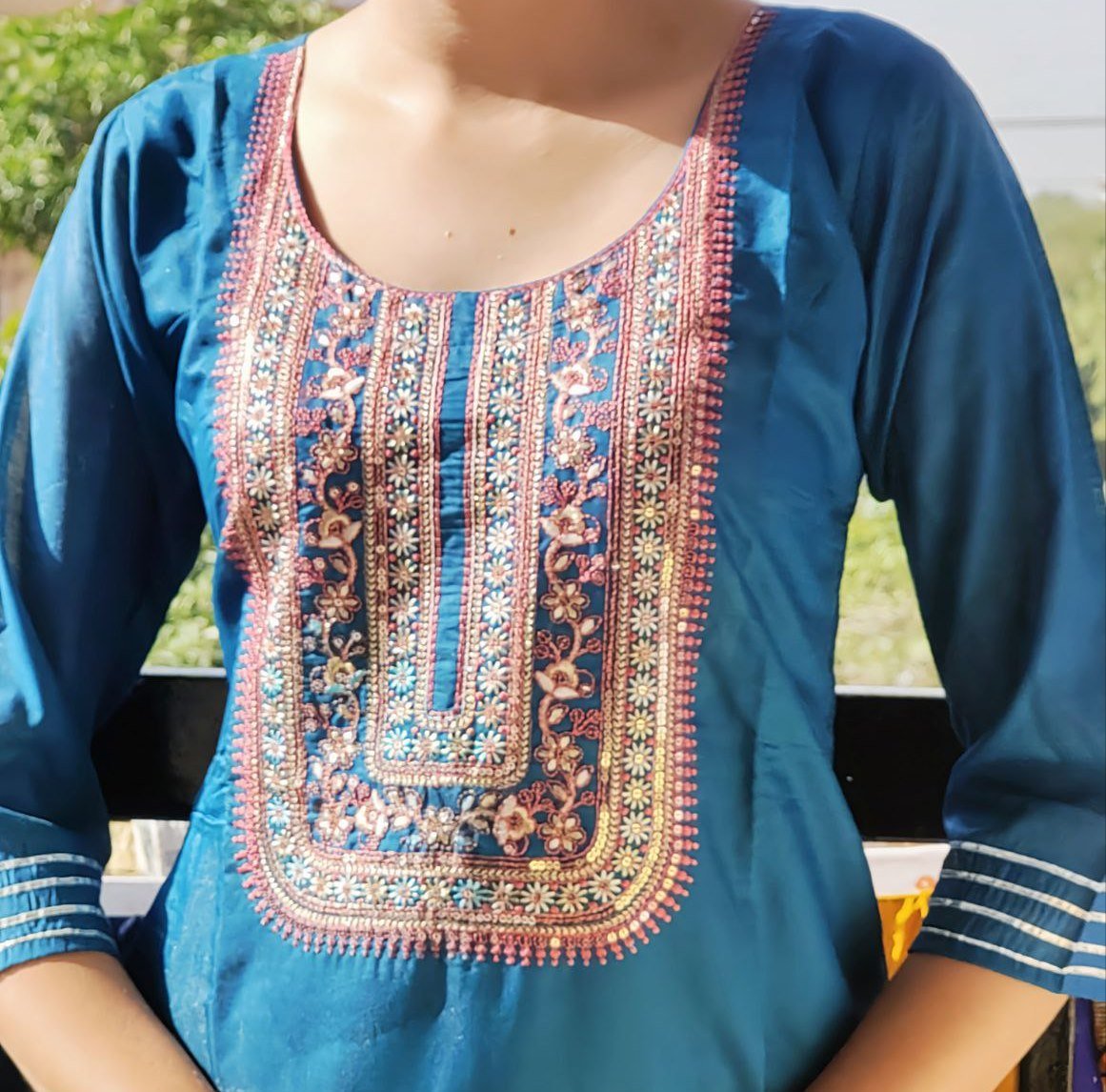Sequince Neck